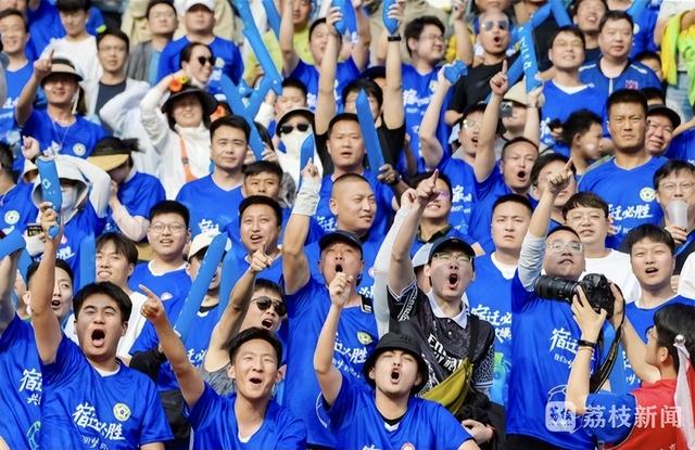 关于足球赛事现场观众如潮，热情高涨让场面壮观的信息