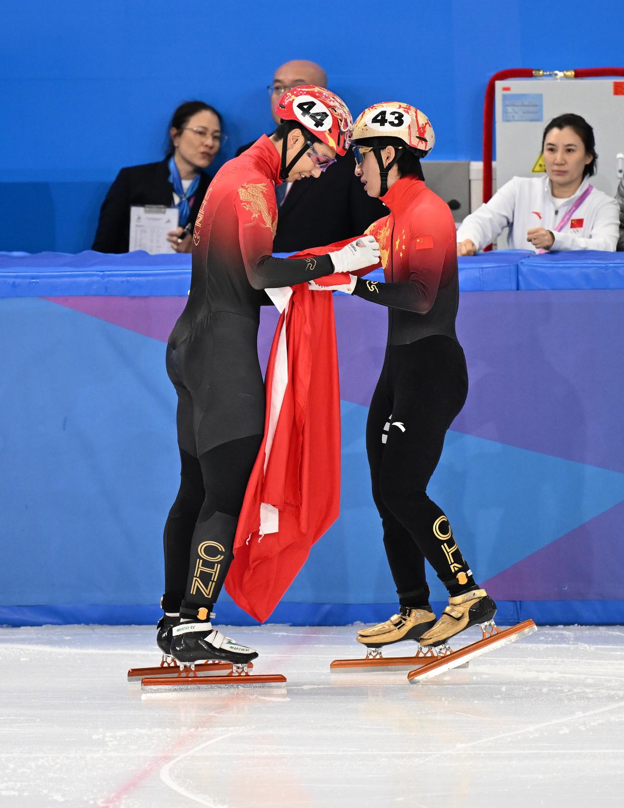 包含短道速滑，韩国短道选手勇夺奖杯的词条