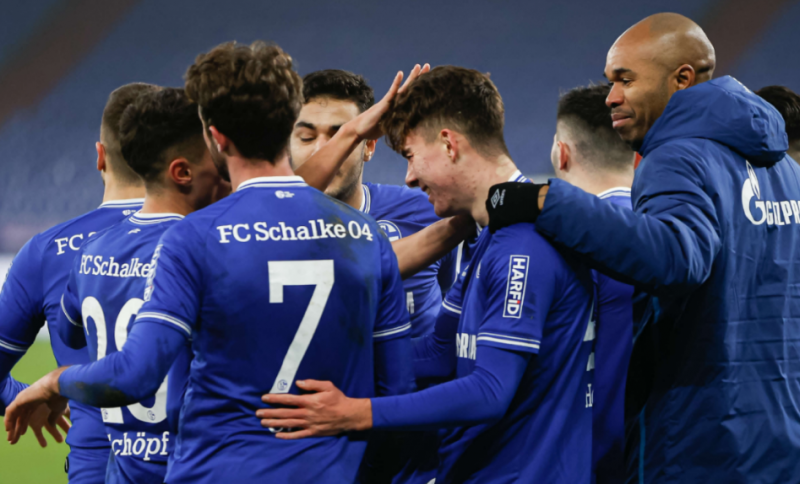 关于沙尔克客场失利，状态低迷需谨慎调整的信息