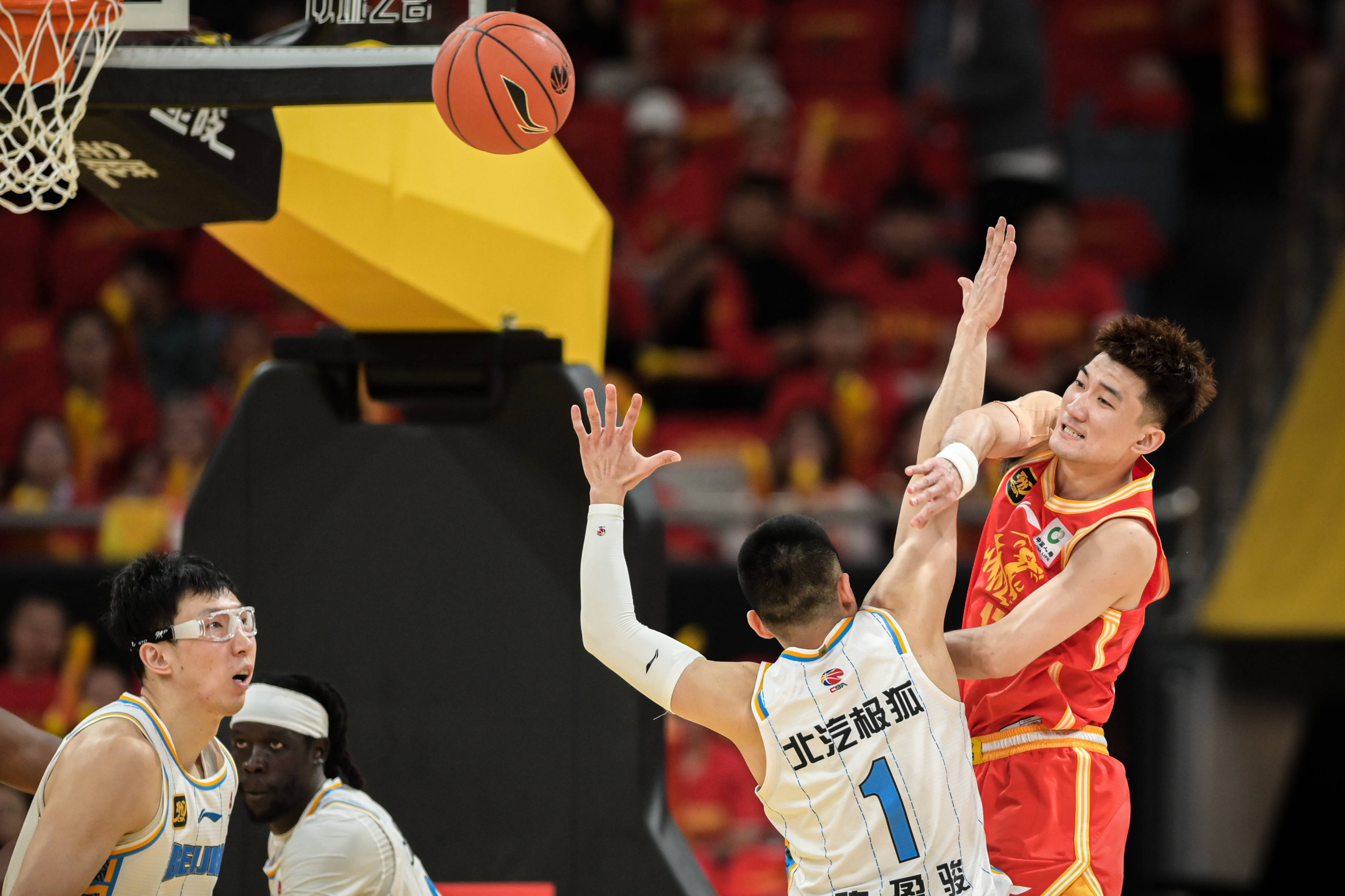 湖北男篮在场上展现出出色的表现，取得胜利的简单介绍